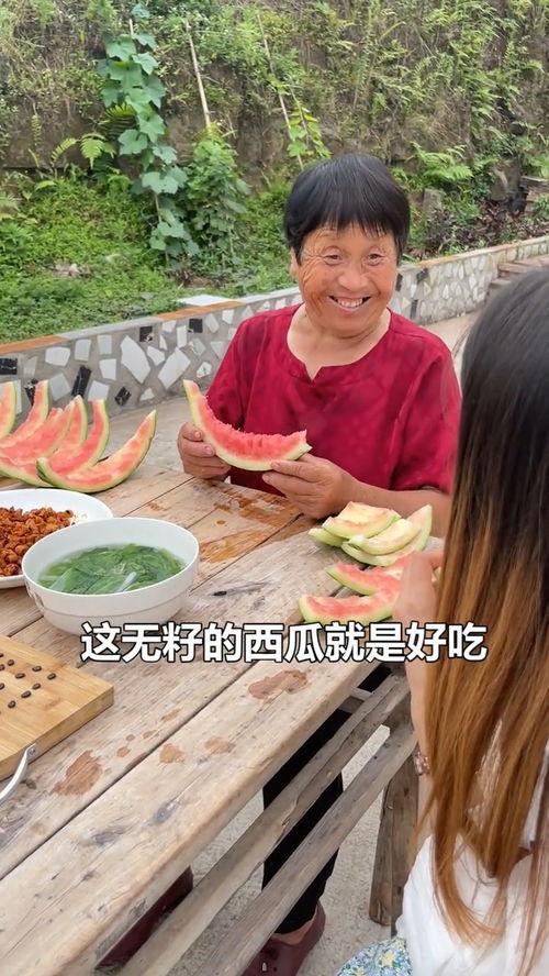 搞笑丑女吃瓜